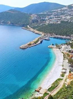Antalya’nın batısında konumlanan Kalkan, villa kiralama tatil konseptiyle öne çıkan, daha çok butik ve premium segmentte konumlanan bir destinasyondur.