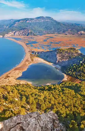 Dalyan, Muğla’nın en karakteristik destinasyonlarından biri olarak; doğa, tarih ve sakin tatil konseptini aynı potada buluşturan özel bir lokasyondur. Köyceğiz Gölü ile Akdeniz’i birbirine bağlayan kanal yapısı, bölgeyi klasik tatil destinasyonlarından ayrıştıran temel unsurdur.
