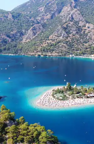 Fethiye; doğa, deniz, tarih ve aktivite çeşitliliğini aynı anda sunabilen nadir destinasyonlardan biridir. Villa kiralama modeliyle birleştiğinde ise hem yatırım hem tatil açısından sürdürülebilir ve yüksek memnuniyet sağlayan bir yapı ortaya çıkar.
