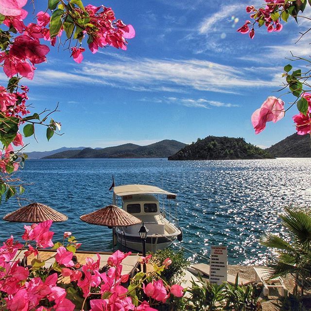 Marmaris, Ege ile Akdeniz’in kesiştiği noktada konumlanan, yüksek turizm kapasitesine sahip stratejik bir destinasyondur. Doğal koyları, hareketli gece hayatı, deniz aktiviteleri ve kültürel mirası ile farklı segmentlere hitap eden çok yönlü bir tatil deneyimi sunar.