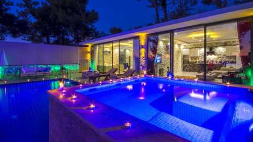 Kalkan Üzümlü Mevkiinde Muhafazakar Balayı Tatil Vilası