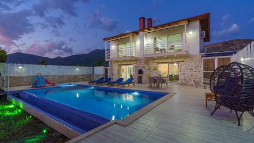 Kalkan Üzümlü Mevkiinde Muhafazakar 4 Kişlik Tatil Villası