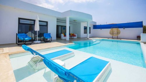 Kalkan Üzümlü Mevkiinde Korunaklı Lüks Balayı Tatil Villası